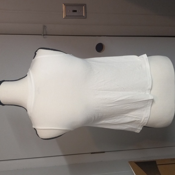 Small white tank top - Picture 2 of 3